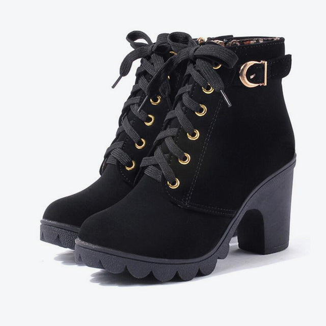 Botas de tiras cruzadas com botas Martin