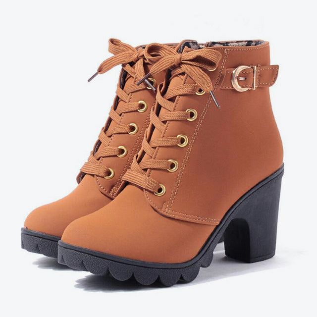 Botas de tiras cruzadas com botas Martin