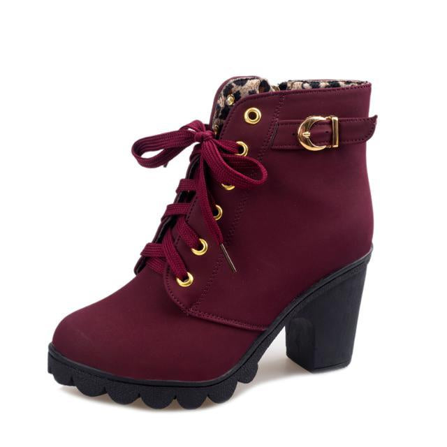 Botas de tiras cruzadas com botas Martin