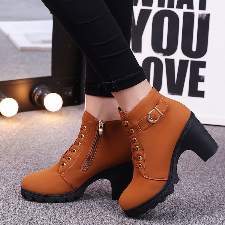 Botas de tiras cruzadas com botas Martin