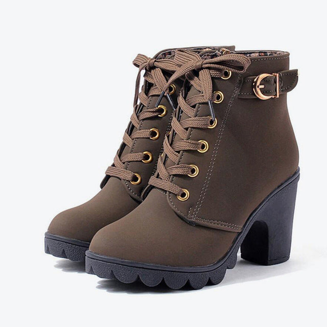 Botas de tiras cruzadas com botas Martin