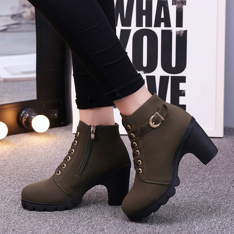 Botas de tiras cruzadas com botas Martin