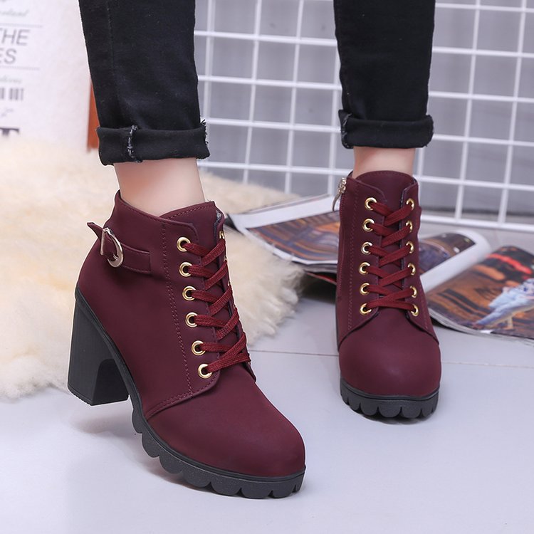 Botas de tiras cruzadas com botas Martin