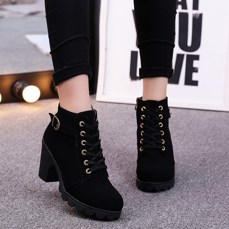 Botas de tiras cruzadas com botas Martin